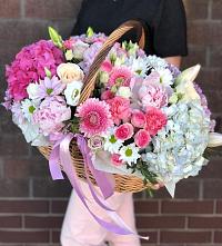 Композиция солнечный день в Лесные Поляны Цветочная композиция из Розы, Хризантемы, Пионы и Лизиантусы в корзине в Лесные Поляны
