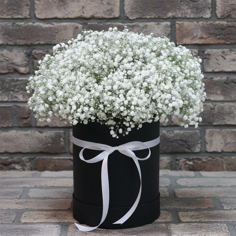 Цветочная композиция из Гипсофила в шляпной коробке в Лесные Поляны