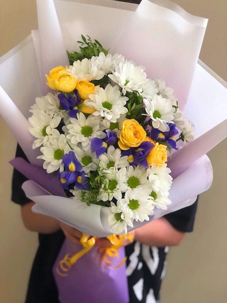 Букет цветов из: Ирисы, Хризантемы и Розы в Лесные Поляны