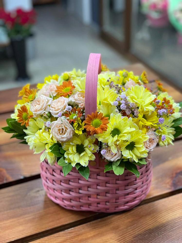 Цветочная композиция из Хризантемы и Розы в корзине в Лесные Поляны