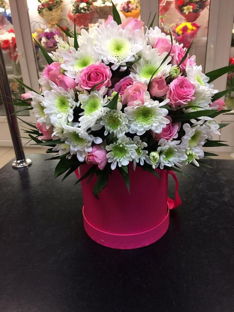 Цветочная композиция из Розы и Хризантемы в шляпной коробке в Лесные Поляны